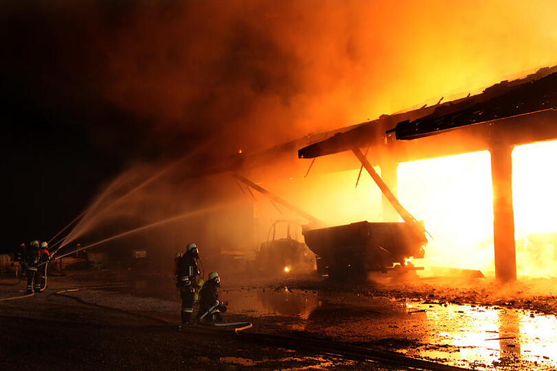 Spektakuläre Bilder: In Gangkofen (Landkreis Rottal-Inn) ist eine Lagerhalle durch ein Feuer vollständig zerstört worden. Die Feuerwehr kämpfte gegen die Flammen.