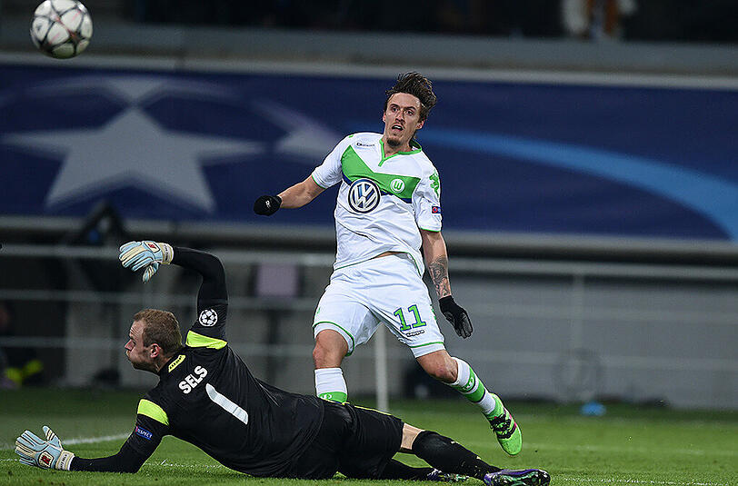 Max Kruse erzielt im Hinspiel das 3:0 für den VfL Wolfsburg, Gents Keeper Matz Sels (links) ist geschlagen. Die Belgier verkürzten dann in der Schlussphase noch auf 2:3.