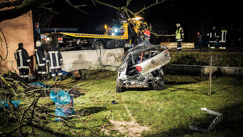 Zwei Brüder kamen bei einem Autounfall in der Oberpfalz ums Leben. Die Bilder.