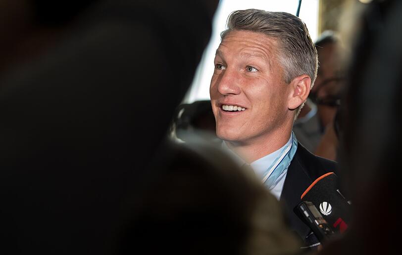 Einmal Weltmeister, einmal Champions-League-Sieger, achtmal deutscher Meister, siebenmal DFB-Pokalsieger und neuerdings stolzer Träger des Bayerischen Verdienstordens: Bastian Schweinsteiger. Die Bilder der Verleihung.