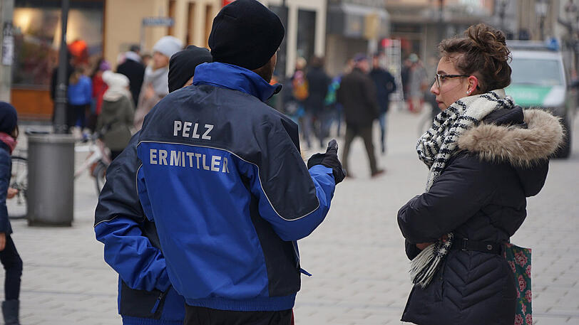 Studentin Alexandra (20) trägt Echtpelz von ihrer Oma sie sagt: "Ich habe den Mantel mit echtpelz von meiner Oma geerbt. Ich will ihn als Erinnerungsstück tragen. der ist ganz weich und flauschig. kunspelze sind borstig. An sich spricht es gegen meine Gesinnung Pelz von Tieren zu tragen - kaufen würde ich das nicht."