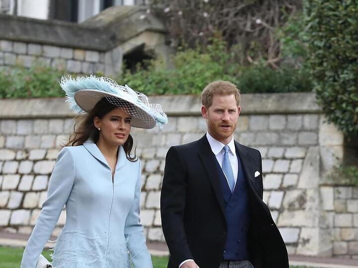Ohne Meghan: Prinz Harry mit Lady Sophie Windsor (l), einer Schwägerin der Braut, auf dem Weg zur Hochzeit von Lady Gabriella Windsor und Thomas Kingston.