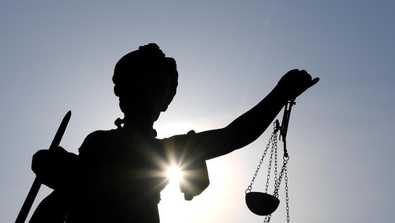 Die Statue der Justitia steht mit einer Waage und einem Schwert in der Hand. Foto: Arne Dedert/dpa/Archivbild Die Statue der Justitia steht mit einer Waage und einem Schwert in der Hand. Foto: Arne Dedert/dpa/Archivbild