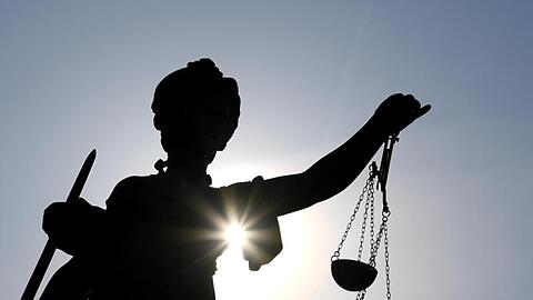 Die Statue der Justitia steht mit einer Waage und einem Schwert in der Hand. Foto: Arne Dedert/dpa/Archivbild