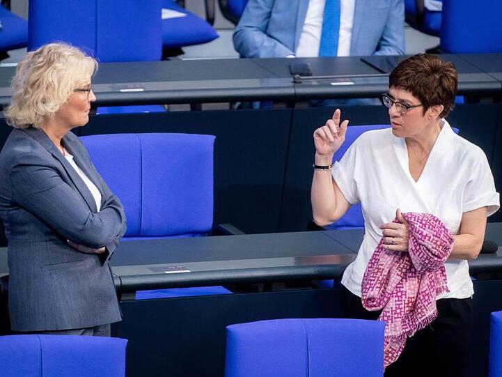 Christine Lambrecht (l, SPD), Bundesministerin der Justiz, und Annegret Kramp-Karrenbauer (CDU), Bundesministerin der Verteidigung und CDU-Bundesvorsitzende, unterhalten sich.