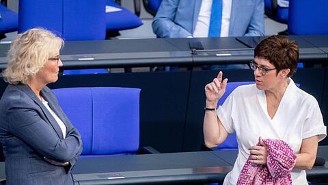 Christine Lambrecht (l, SPD), Bundesministerin der Justiz, und Annegret Kramp-Karrenbauer (CDU), Bundesministerin der Verteidigung und CDU-Bundesvorsitzende, unterhalten sich.