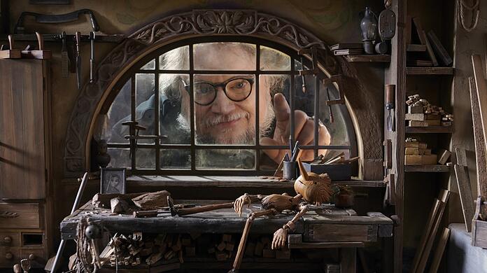 Blick in die Meisterwerkstatt: Gleich wird die Pinienholzpuppe vom Schnitzer Geppetto zum Leben erwachen. Hier schaut Regisseur Guillermo del Toro durch das Fenster der Werkstatt, wie sie als Set aufgebaut war, um den Trickfilm in echten Räumen in Stop-Motion-Technik zu drehen.