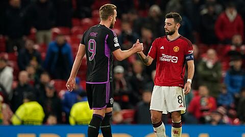 Bruno Fernandes (r) von Manchester United und Münchens Harry Kane geben sich nach dem Spiel die Hand.
