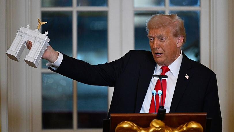 Trump stellte bei einem Spendendinner ein Modell für einen Triumphbogen in der US-Hauptstadt Washington vor.