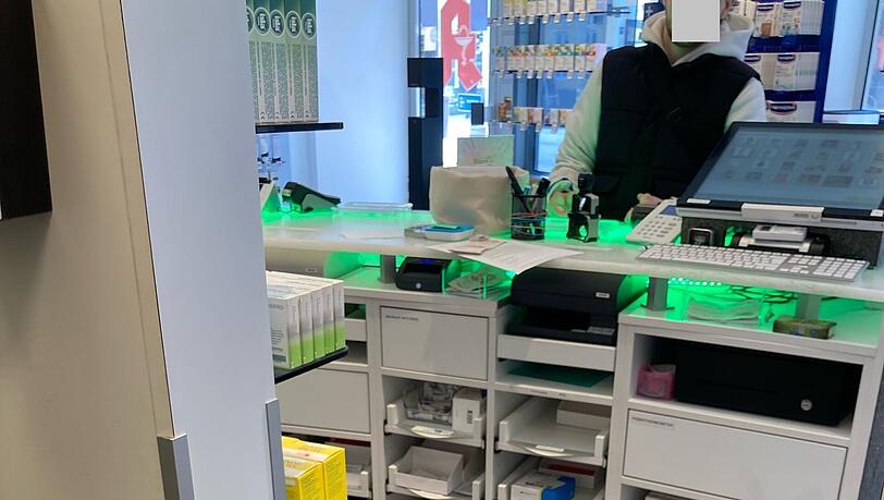 Einer der T&auml;ter in einer Apotheke.