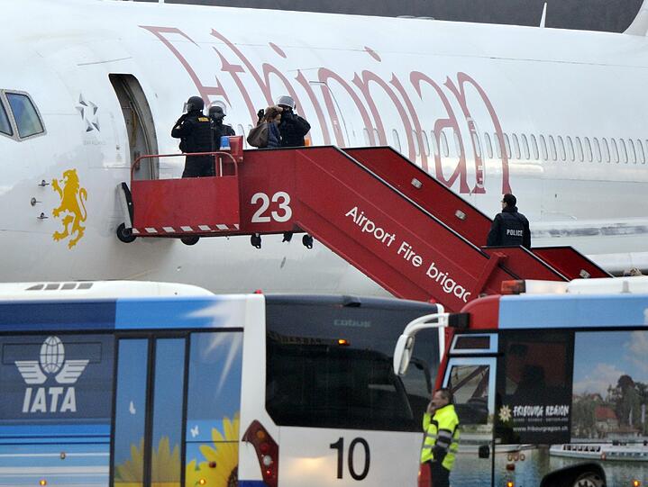 Das Sondereinsatzkommando der Polizei evakuiert die Boeing 767: Die Maschine der Ethiopian Airlines war entführt worden und landete außerplanmäßig in Genf.