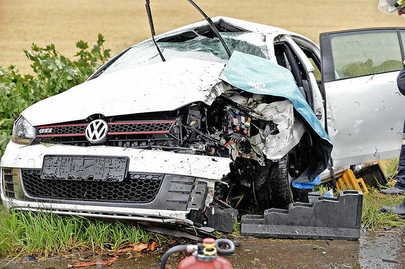 Nach dem Unfall mit seinem Golf GTI musste der Unfallfahrer mit dem Hubschrauber ins Krankenhaus geflogen werden.