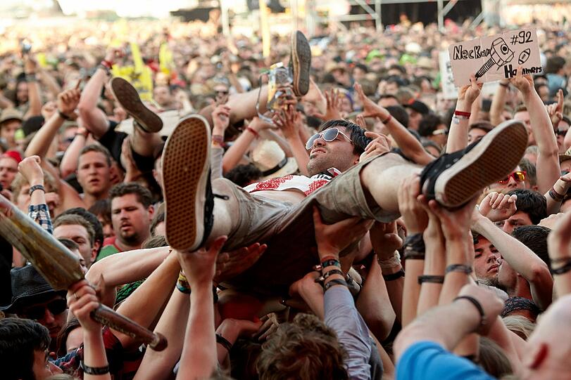 Auch beim "Rock am Ring" ging es am zweiten Tag weiter - auch am Samstag ließen sich Fans vor der Hauptbühne über die Menge tragen.