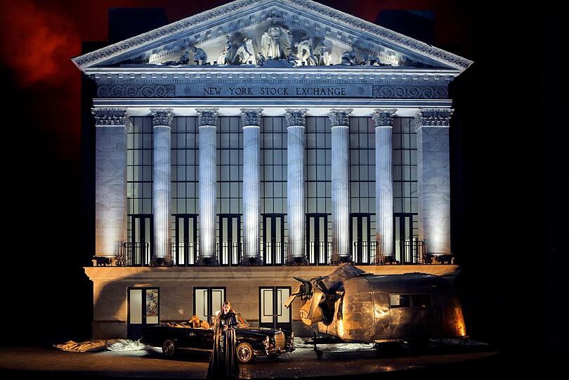 Walhall ist Wall Street - sagte einst Wagners Enkel Wieland. In Frank Castorfs &bdquo;Ring&ldquo; steht die New Yorker Börse auf der Bühne. Die Rheintöchter lümmeln im Mercedes, im Vordergrund Brünnhilde (Catherine Foster).