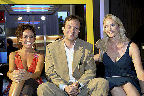 Moderatorin Mavy Amiri, AZ Chefredakteur Arno Makovsky und Cosmopolitan Chefredakteurin Petra Gessalat auf der Couch für die Jurymitglieder.