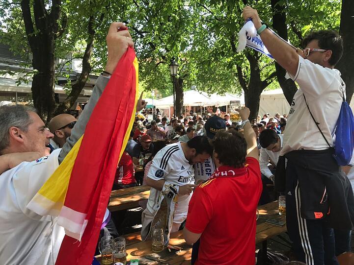 Anhänger des FC Bayern und Fans von Real Madrid gemeinsam in der Münchner Innenstadt. Klicken Sie sich durch die Bilder.