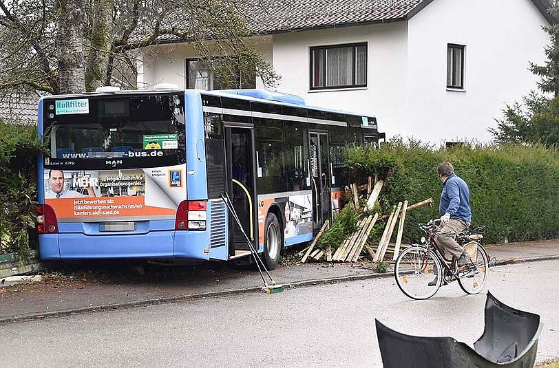 Die Bilder vom Verkehrsunfall in Waldtrudering: Ein Transporter kolldierte mit einem Linienbus, der nach dem Zusammenstoß in einem Vorgarten zum Stehen kam.