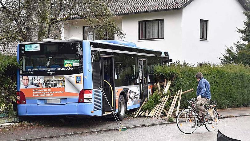 Die Bilder vom Verkehrsunfall in Waldtrudering: Ein Transporter kolldierte mit einem Linienbus, der nach dem Zusammenstoß in einem Vorgarten zum Stehen kam. Die Bilder vom Verkehrsunfall in Waldtrudering: Ein Transporter kolldierte mit einem Linienbus, der nach dem Zusammenstoß in einem Vorgarten zum Stehen kam.