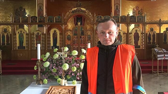 Wolodymyr Viitovitch trägt in diesen Tagen eine orange Warnweste, damit man ihn unter den vielen Leuten auf dem Gelände findet.