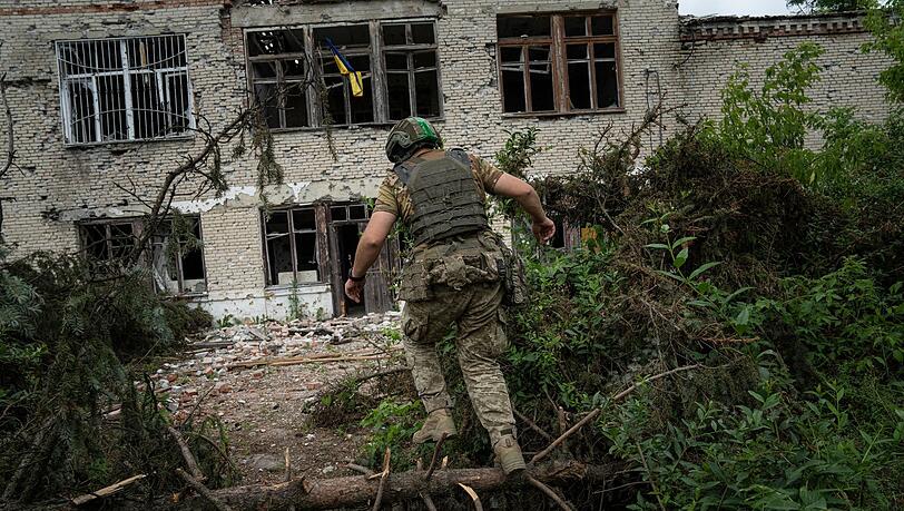 Ein ukrainischer Soldat läuft zu seiner Position im kürzlich zurückeroberten Dorf Blahodatne.