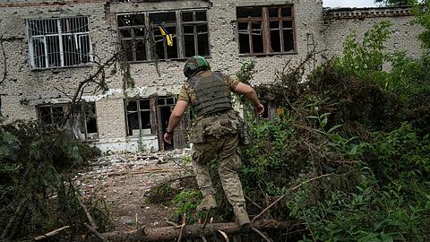 Ein ukrainischer Soldat läuft zu seiner Position im kürzlich zurückeroberten Dorf Blahodatne.