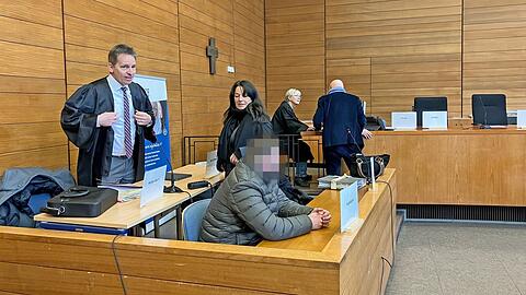 Der Angeklagte mit seinen Verteidigern Harald Baumgärtl und Regina Rick. Als "schmächtig" wurde der Angeklagte zur Tatzeit beschrieben. In der Untersuchungshaft hat er aber stark zugenommen.