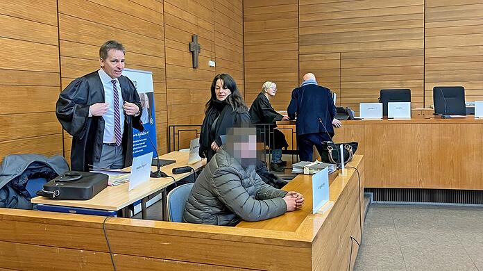 Der Angeklagte mit seinen Verteidigern Harald Baumgärtl und Regina Rick. Als "schmächtig" wurde der Angeklagte zur Tatzeit beschrieben. In der Untersuchungshaft hat er aber stark zugenommen.