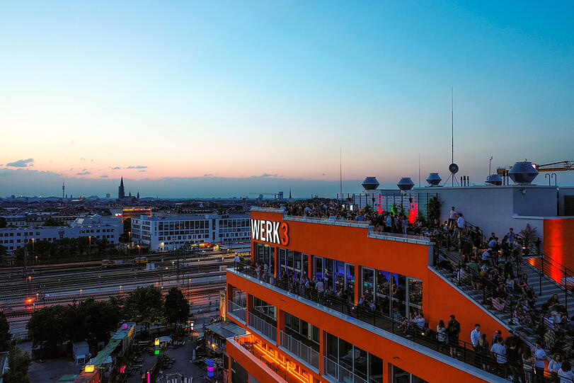 Indoor und outdoor und mit einzigartigem 360-Grad-Blick über die Stadt München.