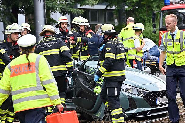 Zur schonenden Rettung der eingeschlossenen Fahrerin musste das Wrack von der Feuerwehr in großen Teilen zerlegt werden. Zur schonenden Rettung der eingeschlossenen Fahrerin musste das Wrack von der Feuerwehr in großen Teilen zerlegt werden.