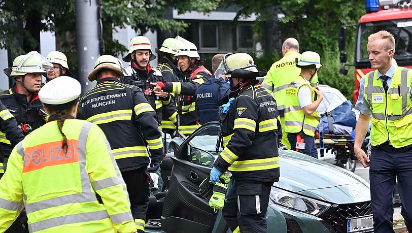 Zur schonenden Rettung der eingeschlossenen Fahrerin musste das Wrack von der Feuerwehr in großen Teilen zerlegt werden. Zur schonenden Rettung der eingeschlossenen Fahrerin musste das Wrack von der Feuerwehr in großen Teilen zerlegt werden.