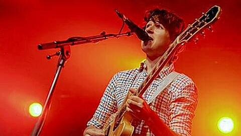 Der Sänger Ezra Koenig der US-Band Vampire Weekend.