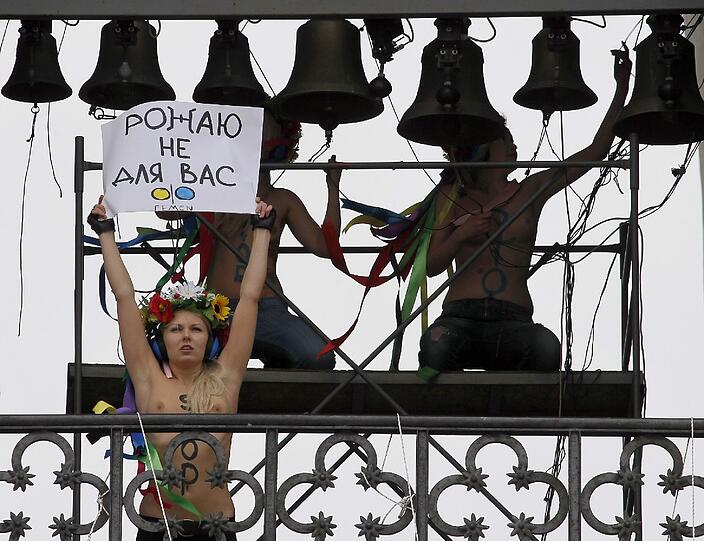 Sie haben es wieder getan - diesmal in Kiew: Nackte Aktivistinnen protestieren auf dem Turm der St. Sophia-Kathedrale und leuten die Glocke. Damit kritisieren sie ein neues Gesetz, dass Frauen in der Ukraine Abtreibung verbietet. Sie fordern das Recht, selbst über eine Schwangerschaft zu entscheiden. Die Bilder