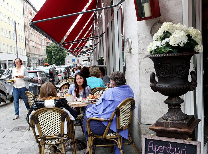 Von 7 bis Uhr 20 Uhr ist das Kochspielhaus eine Bäckerei mit angeschlossenem Café. 50 Plätze bietet die Terrasse davor.