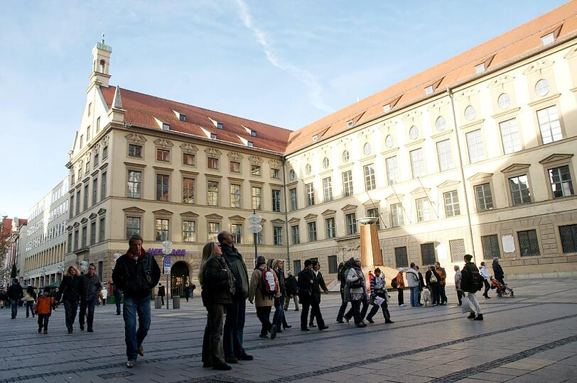 Alte Akademie: Für den Bau in der Neuhauser hat ein österreichischer Investor ein Erbpachtrecht bekommen. Jetzt hofft die Stadt, dass das frühere Jesuitenkolleg zu einem &bdquo;attraktiven Ganzen&ldquo; umgebaut wird und nicht als ein weiteres Luxusquartier seine Identität verliert.