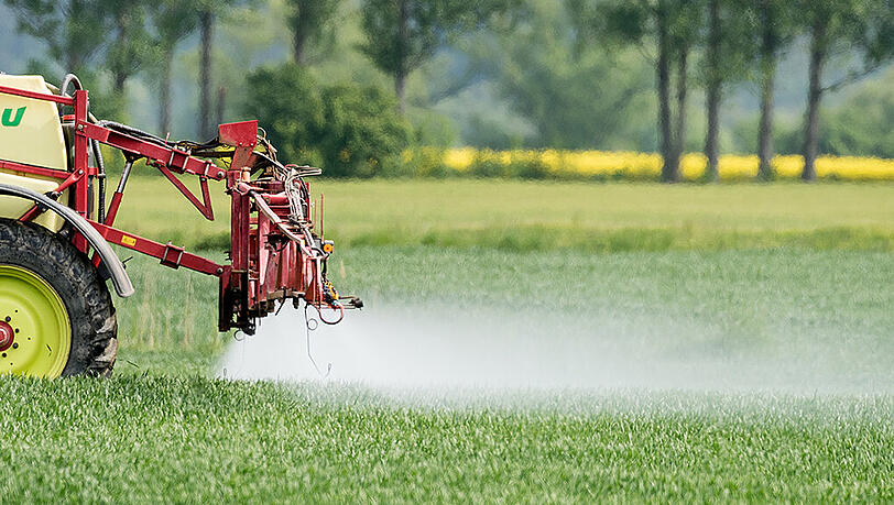 Überdüngte Böden lassen in vielen Regionen Deutschland die Nitratwerte im Grundwasser ansteigen. Überdüngte Böden lassen in vielen Regionen Deutschland die Nitratwerte im Grundwasser ansteigen.