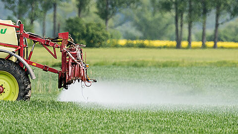 Überdüngte Böden lassen in vielen Regionen Deutschland die Nitratwerte im Grundwasser ansteigen.