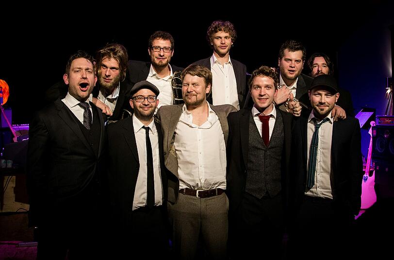 Eine Band mit sehr organischem Sound: Stefan Dettl (Mitte im beigen Anzug) mit seinen Mitmusikern Stefan Huber, Sebastian Sager, Jimmy Huber, Korbi Weber und Jörg Hartl (hintere Reihe von links) sowie Tom Jahn, Phillip Frankenberger, Ludwig Klöckner und Chris Stöger (vorne von links).