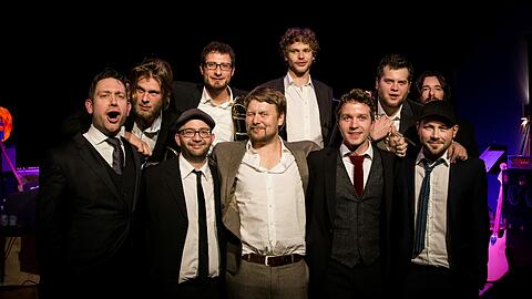 Eine Band mit sehr organischem Sound: Stefan Dettl (Mitte im beigen Anzug) mit seinen Mitmusikern Stefan Huber, Sebastian Sager, Jimmy Huber, Korbi Weber und Jörg Hartl (hintere Reihe von links) sowie Tom Jahn, Phillip Frankenberger, Ludwig Klöckner und Chris Stöger (vorne von links).