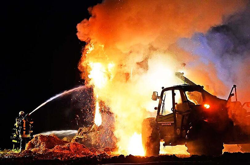Der Brand einer Heuscheune stellte die Feuerwehren vor einige Probleme.