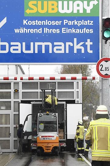 Ein Lastwagenfahrer hatte die Schilder offenbar nicht genau genug gelesen und blieb am Dienstag in der Zufahrt zur Tiefgarage eines Baumarktes stecken.