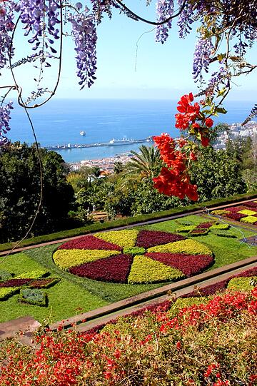 Madeira: Blick vom Botanischen Garten auf den Hafen von Funchal.