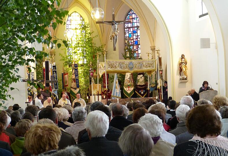 Die Eucharistiefeier beginnt um 9 Uhr in der Kirche St. Johannes Evangelist