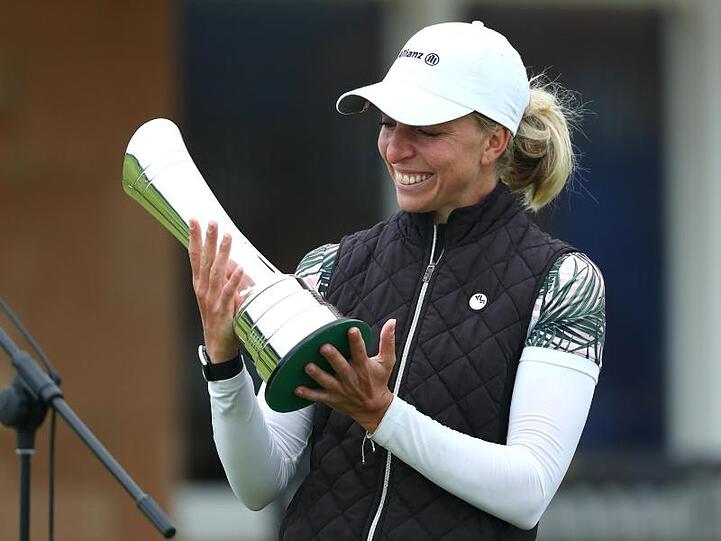 Sophia Popov freut sich über den Pokal der British Open.