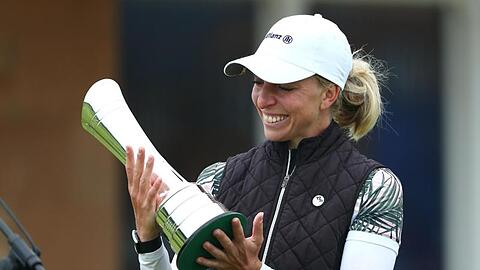 Sophia Popov freut sich über den Pokal der British Open.