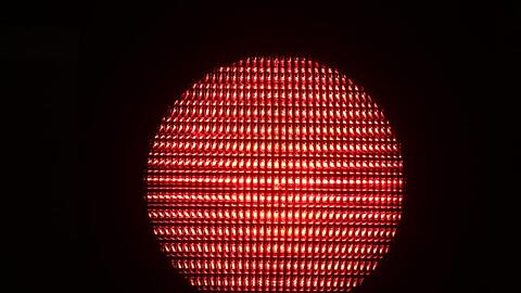 Das Rotlicht einer Ampelanlage mit LED Leuchtmittel ist zu sehen. Foto: Christian Charisius/dpa/Archivbild