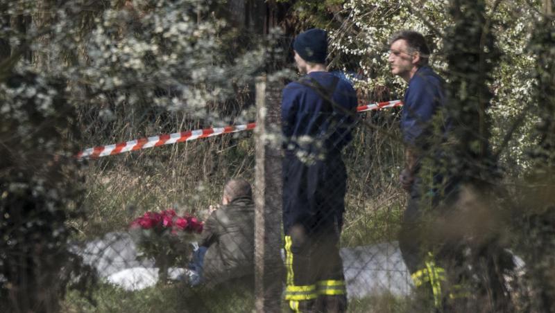 Ein Mann trauert an der Absturzstelle. Zwei Feuerwehrleute stehen neben ihm. Ein Mann trauert an der Absturzstelle. Zwei Feuerwehrleute stehen neben ihm.
