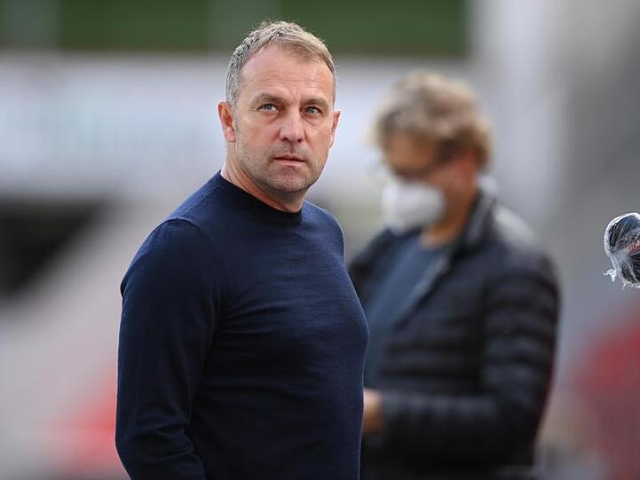 Trainer Hansi Flick von München bei einem Interview vorm Spiel. Foto: Matthias Hangst/Getty Images Europe/Pool/dpa/Archivbild