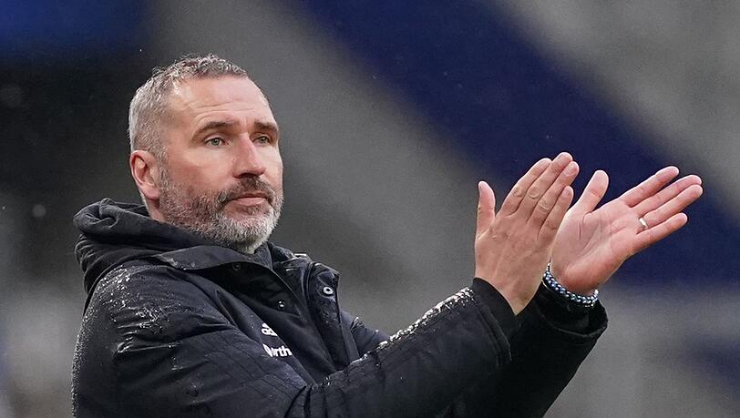 Trainer Tim Walter gestikuliert am Spielfeldrand.