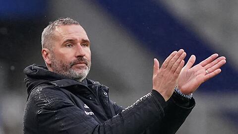 Trainer Tim Walter gestikuliert am Spielfeldrand.