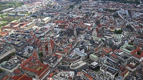 Von einem Zeppelin aus ist die Altstadt Münchens zu sehen.
